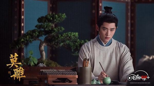 白鹿《莫离》是大家爱看的先婚后爱结合大女主题材，导演的镜头满有美感，服化道古色古香。虽然也有人认为节奏比较慢，不太会让人急着想看下一集，但如果能适应该剧的剧情节奏，有不少观众都越追越喜欢。《莫离》拍得满有古韵！