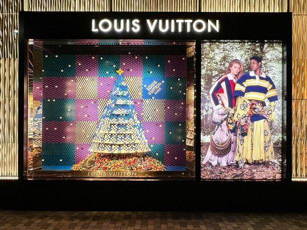 打卡啰！LV“乐高树”巨可爱加码限定纸袋　Dior“姜饼橱窗”超梦幻 时尚穿搭 图2张
