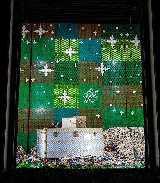打卡啰！LV“乐高树”巨可爱加码限定纸袋　Dior“姜饼橱窗”超梦幻 时尚穿搭 图4张