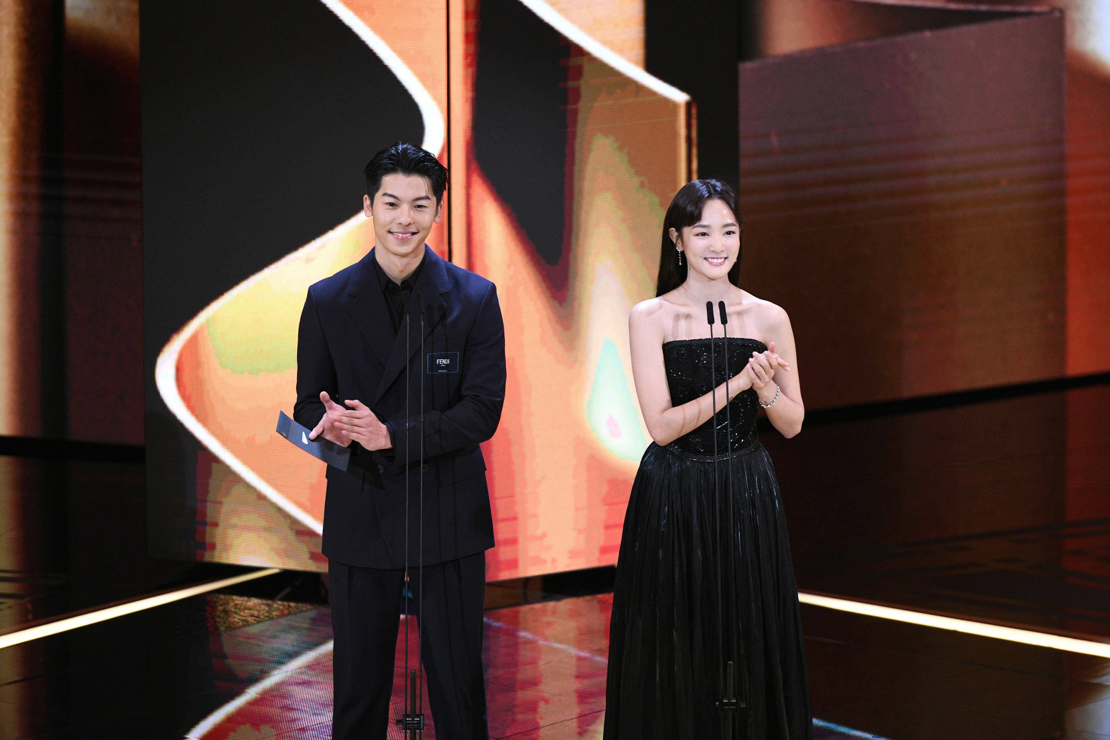 金马时尚／王净、王渝萱成“平口组双女神”　网赞“美到想喷泪” 名人名流 图2张