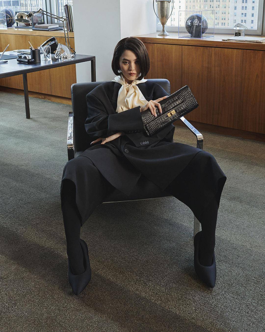 韩韶禧短发造型超杀！霸气登BALENCIAGA“办公室大片”对尬妮可基嫚 名人名流 图2张