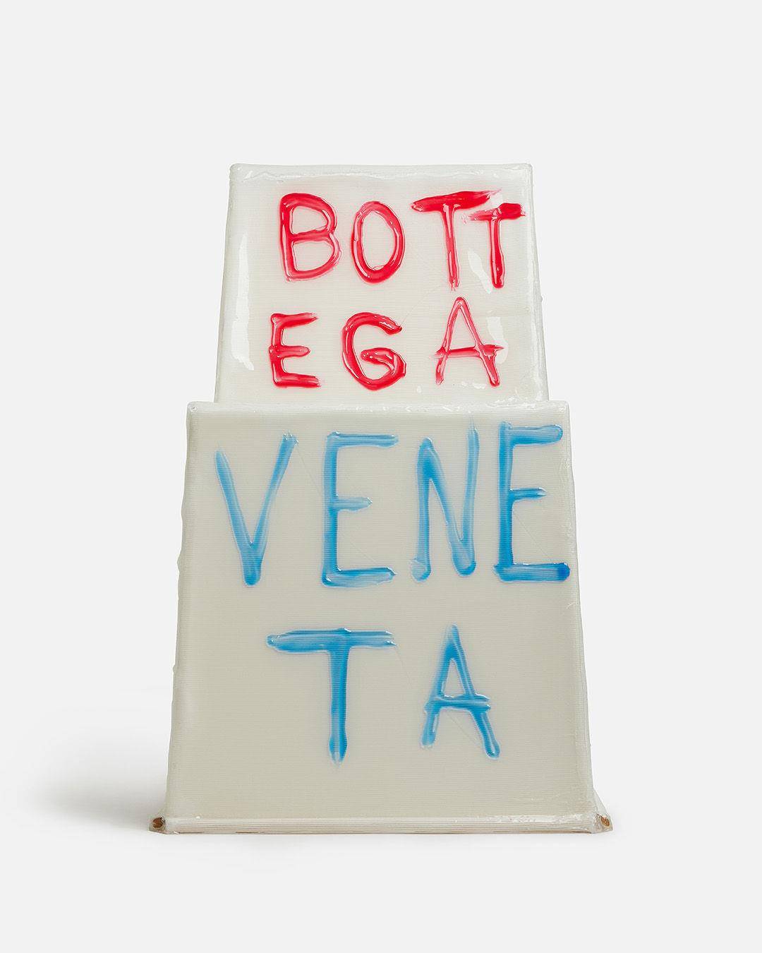 传奇超模凯特摩丝半裸出镜！BOTTEGA VENETA为何开始“卖椅子”？ 名人名流 图2张