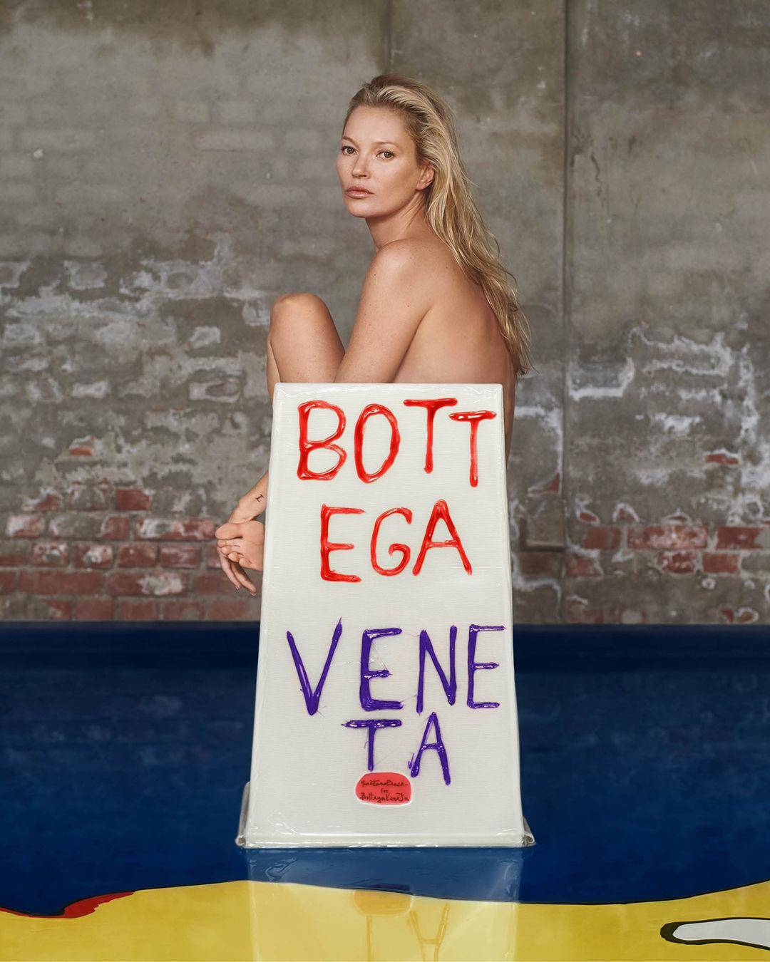 传奇超模凯特摩丝半裸出镜！BOTTEGA VENETA为何开始“卖椅子”？ 名人名流 图4张