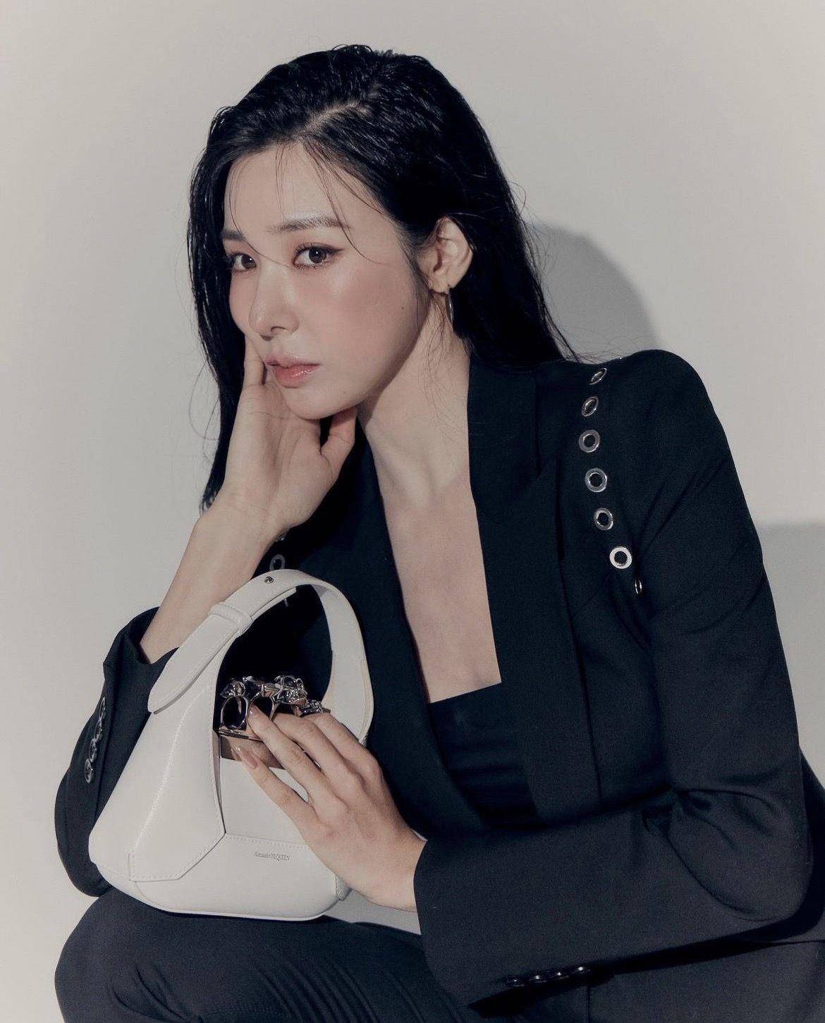 Tiffany、世一美林珍娜抢拎“戒指包”　Dara手拿同款泄女王霸气 名人名流 图1张