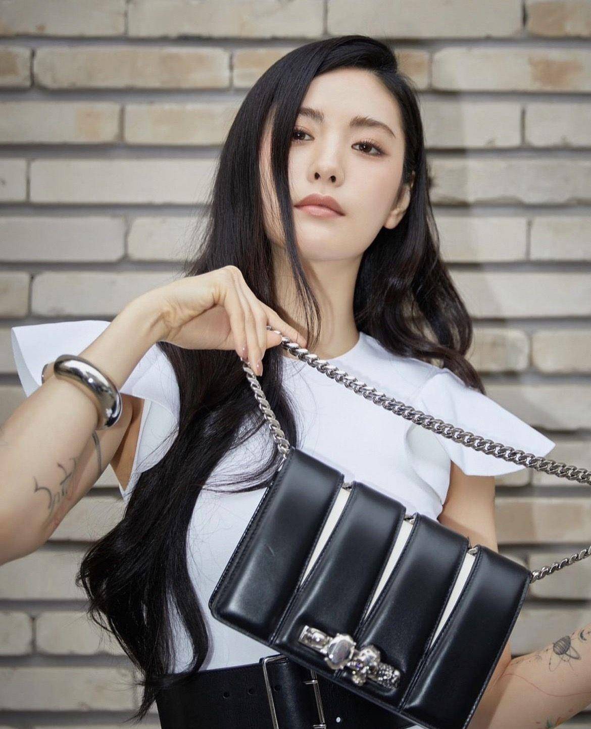 Tiffany、世一美林珍娜抢拎“戒指包”　Dara手拿同款泄女王霸气 名人名流 图4张
