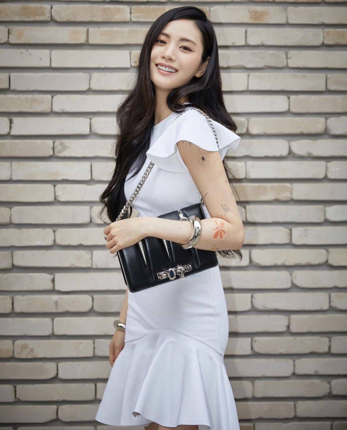 Tiffany、世一美林珍娜抢拎“戒指包”　Dara手拿同款泄女王霸气 名人名流 图5张