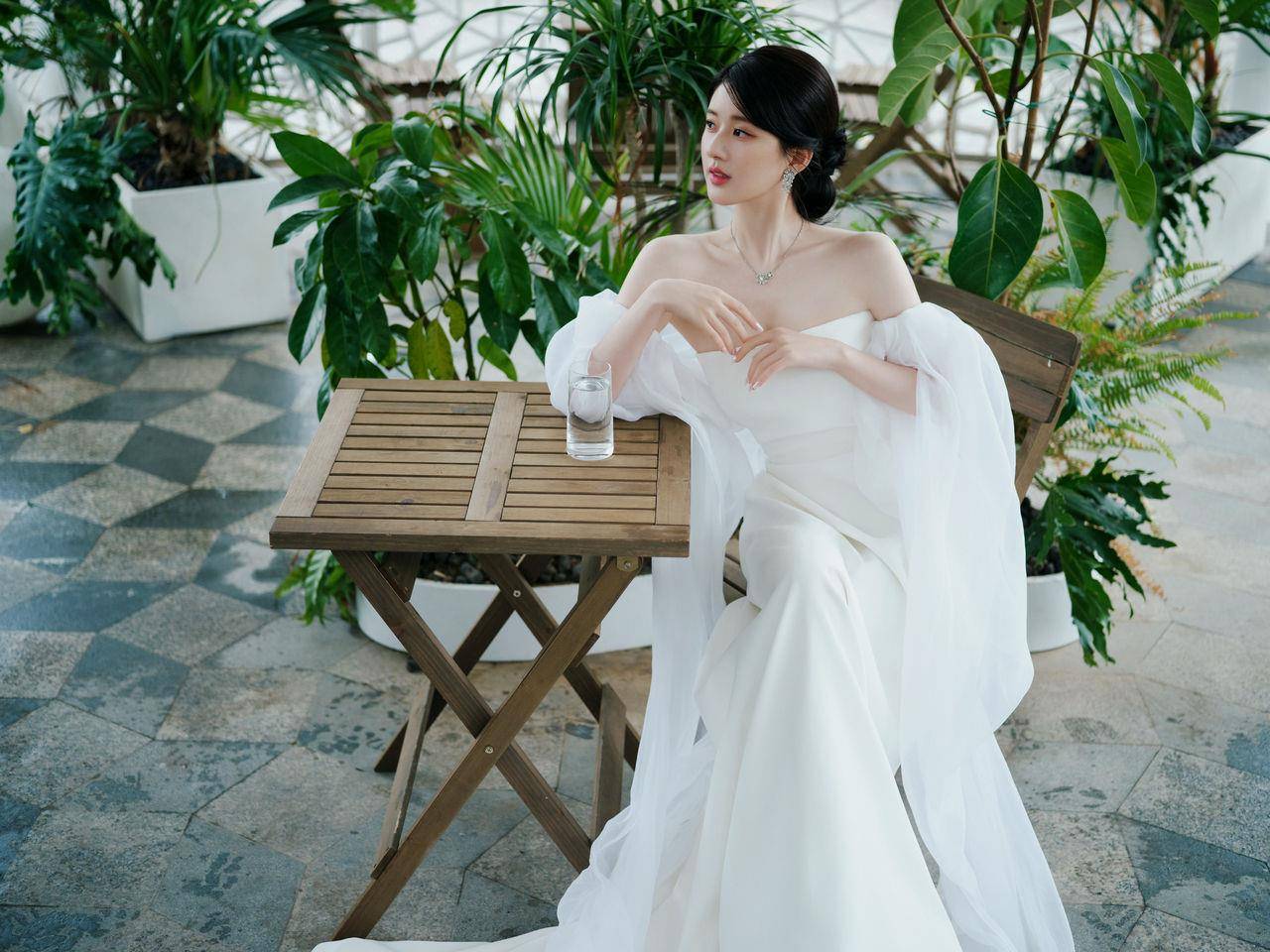 赵露思穿“婚纱女王”仙气满点！性感锁骨、直角肩全放送　粉丝都要美哭 名人名流 图3张