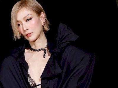 50岁郑秀文穿男装“真空”晒美胸辣翻！　又帅又性感根本衣架子