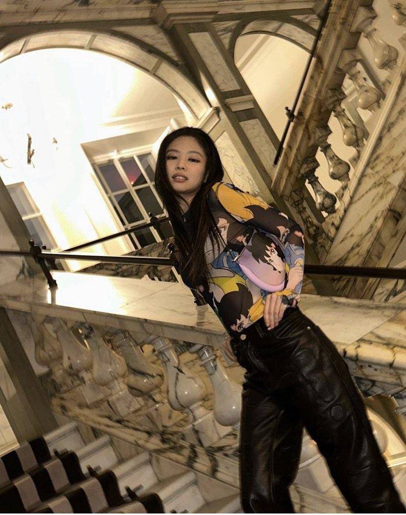 “人间香奈儿”难得没穿香奈儿　Jennie漫画衣上身泄少女心 时尚穿搭 图2张