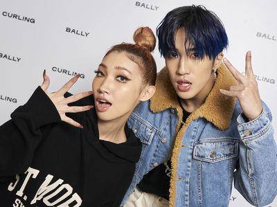 Karencici“下衣失踪”露大腿不怕冷！娄峻硕看了赞：这是她的优势