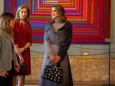 “阿拉伯黛安娜”还没上市的LV包抢到手　约旦王后拉尼娅优雅穿搭挺女权