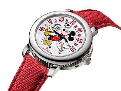 米老鼠抢搭世足赛热潮表上踢足球　手臂一挥变逆跳分针