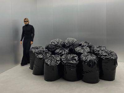 原来垃圾袋有这么好躺？　艺术家作品“垃圾袋沙发”展出掀话题