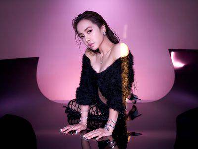 亮・珠宝／蔡依林微露事业线秀派对造型　叠戴蛇手环轻松胜出