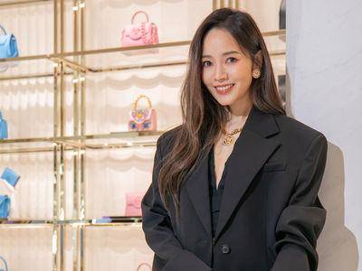 侯佩岑怨精心打扮“老公都不注意”　穿VERSACE黑裙博得小孩认可