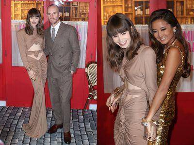 莉莉柯林斯“露肚装”晒超狂零赘肉腹肌　和闺蜜合照连拍美翻红毯