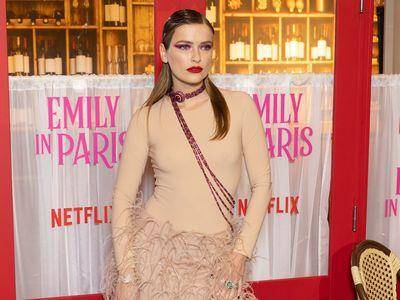 《艾蜜莉在巴黎》卡蜜儿正港法国时尚女　“斜背”百万项炼好时髦