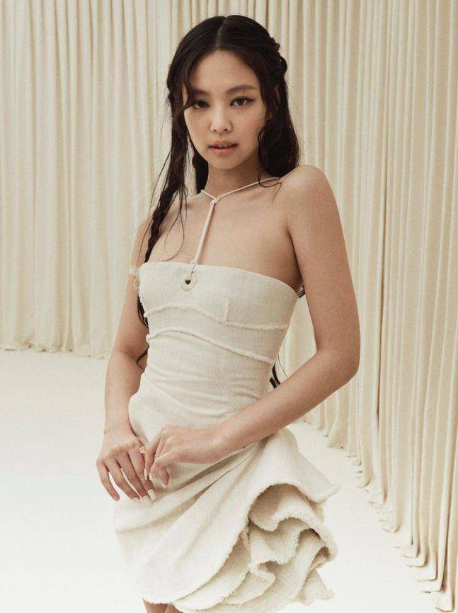 Jennie巡演前抽空看Jacquemus大秀　巨型拉菲草帽、手袋好梦幻 时尚穿搭 图1张