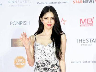 韩韶禧香奈儿礼服上身惊艳红毯！驾驭“赛车图腾”甜美又性感