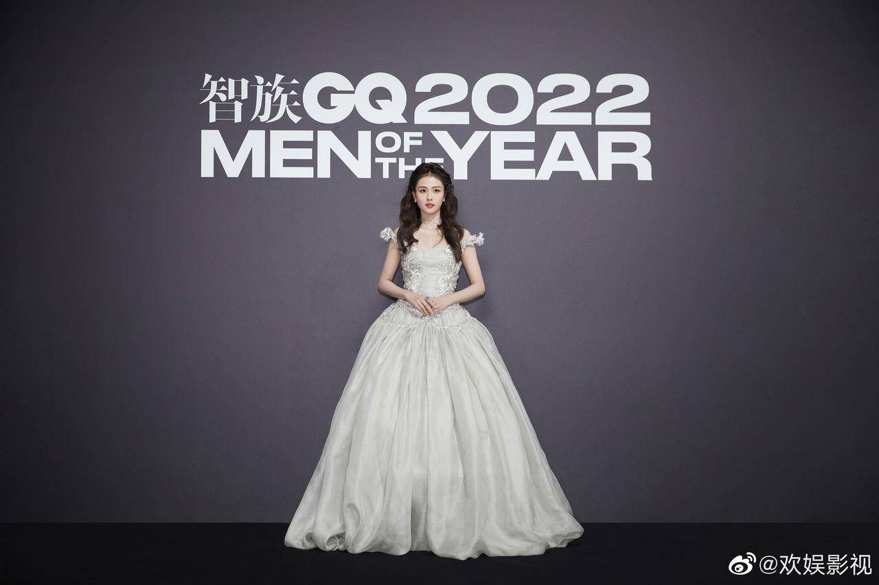 “在逃公主”白鹿雪银礼服仙气爆棚、“最美妃子”张嘉倪黑白皮草尽显气场 名人名流 图3张