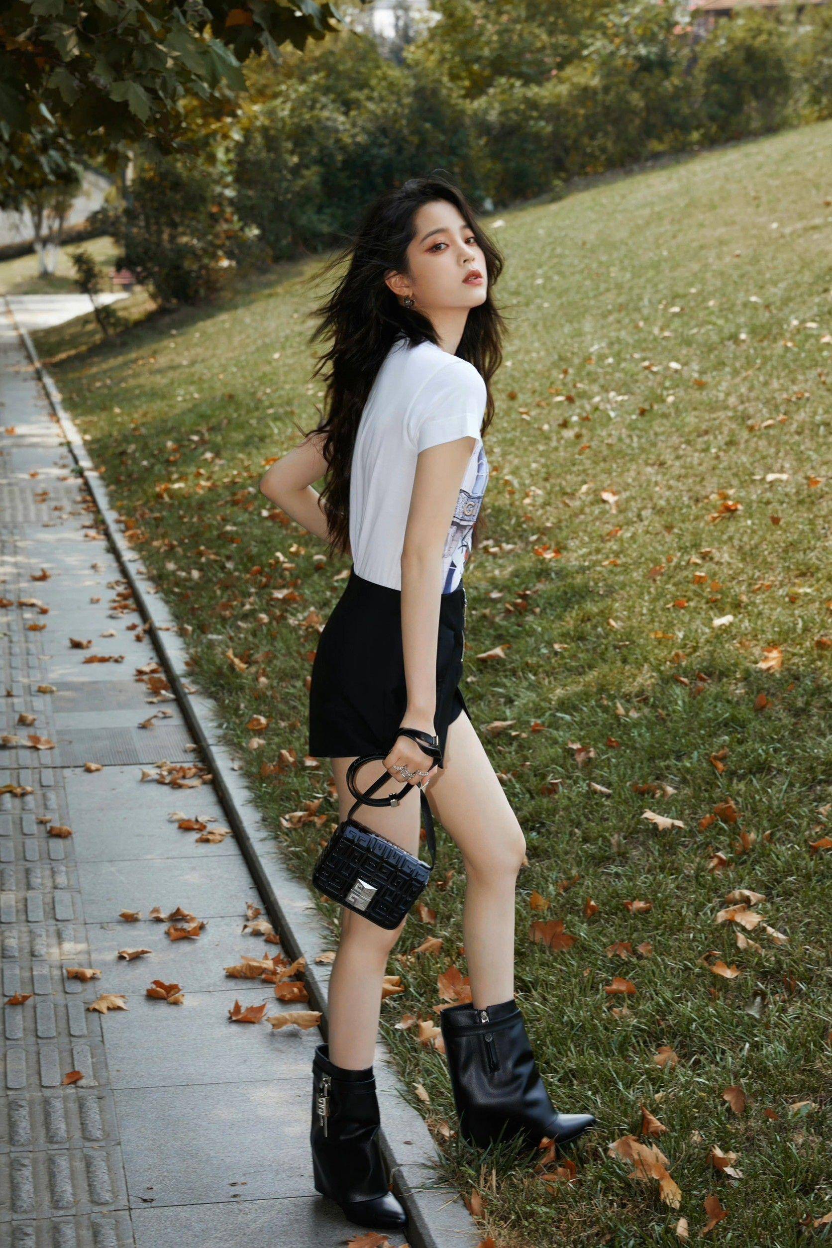 说・流行／Jennie、欧阳娜娜都穿GIVENCHY鲨鱼靴　被封长腿神器、完全不挑人 时尚穿搭 图3张