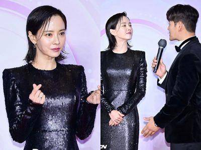 宋智孝紧身亮片裙超“腰瘦”！　与金钟国红毯对看“小互动”甜甜的