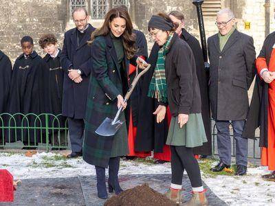 凯特王妃种树绿色系造型应景　当圣诞装也毫无违和感