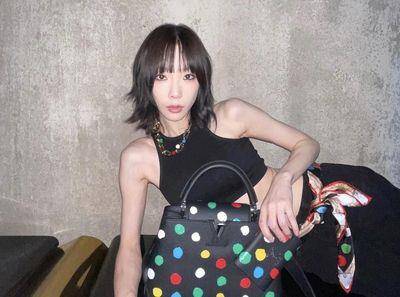 太妍又更瘦了！晒包带货泄“皮包骨”体态　粉丝担心：拜托吃胖点