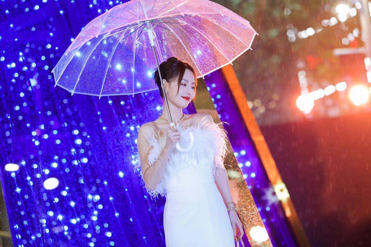 宋慧乔学院裙装藏法国皇家珠宝、“最美妃子”张嘉倪灵蛇上身更华贵 名人名流 图3张