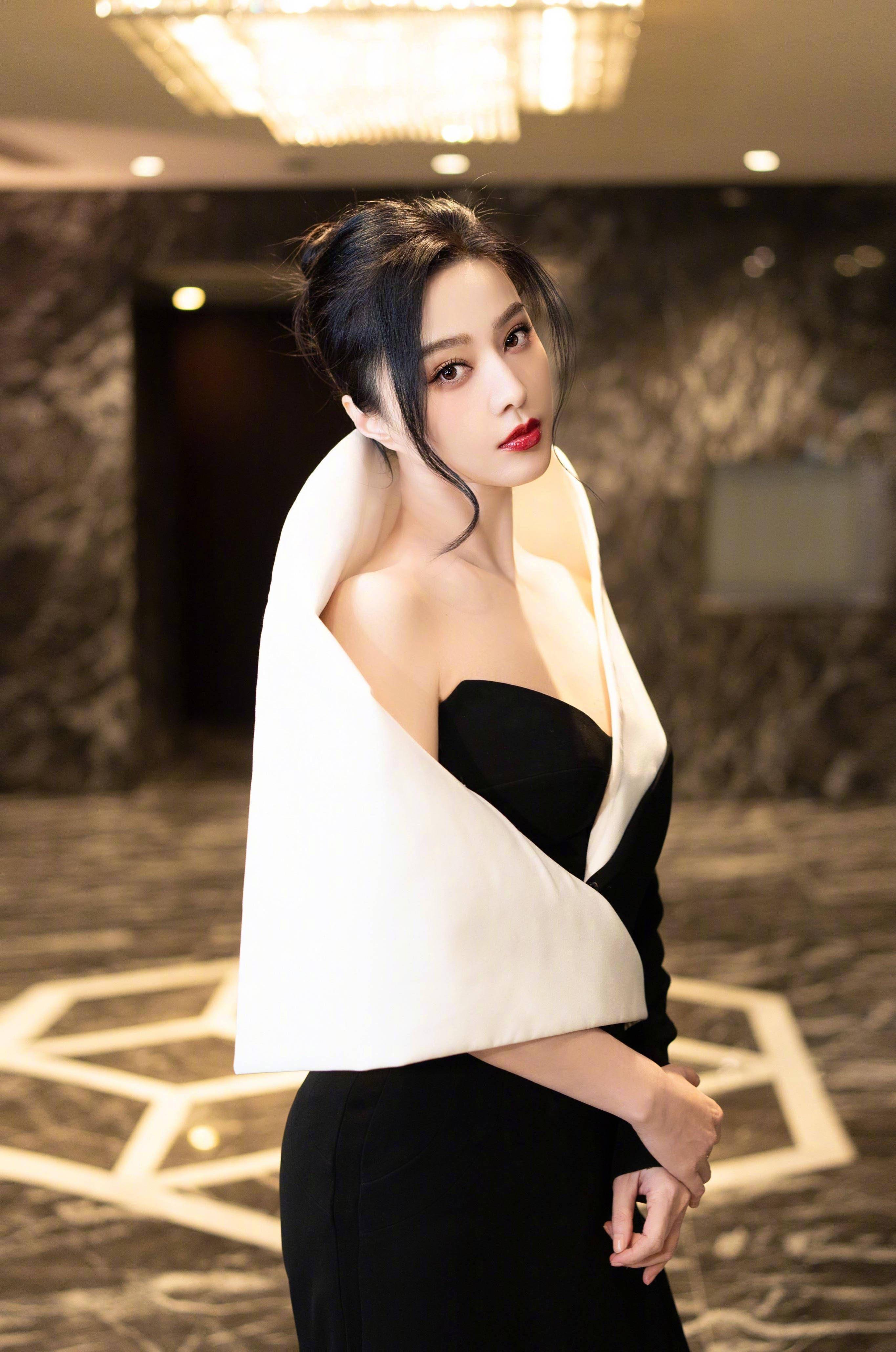 范冰冰换“2套露肩礼服”美神降临！　雪白肌肤+红唇气场炸裂 名人名流 图4张