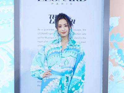 莫允雯“敢穿性感印花装”怕经纪人紧张　曝在夏威夷度假行情好