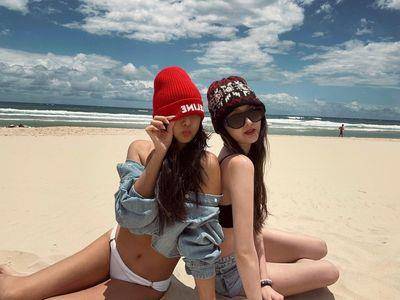 孙芸芸纤腰美腿全都露　戴小红帽化身性感圣诞老婆婆