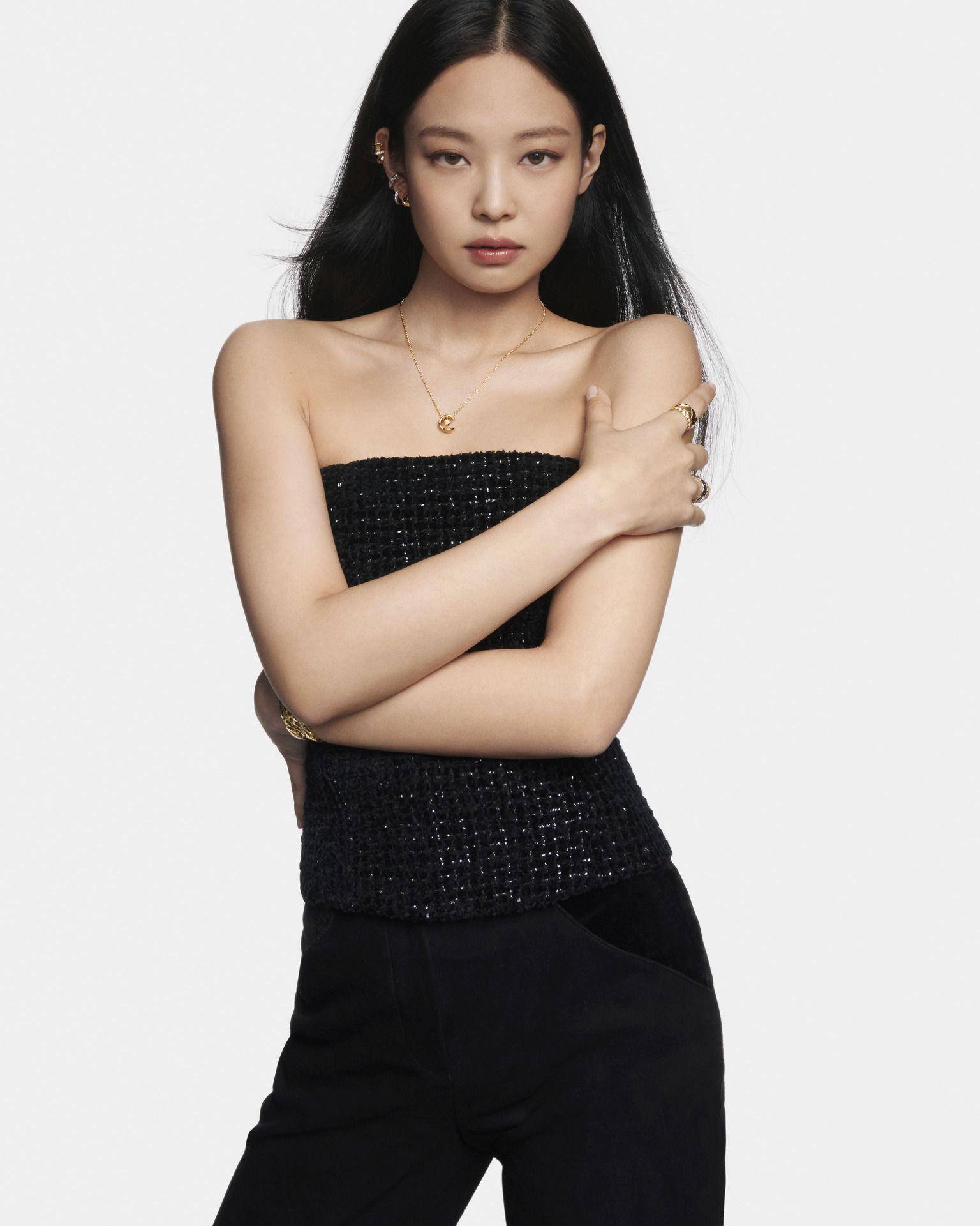 亮・珠宝／Jennie露香肩又辣又甜　秀香奈儿珠宝疯叠搭　 名人名流 图1张