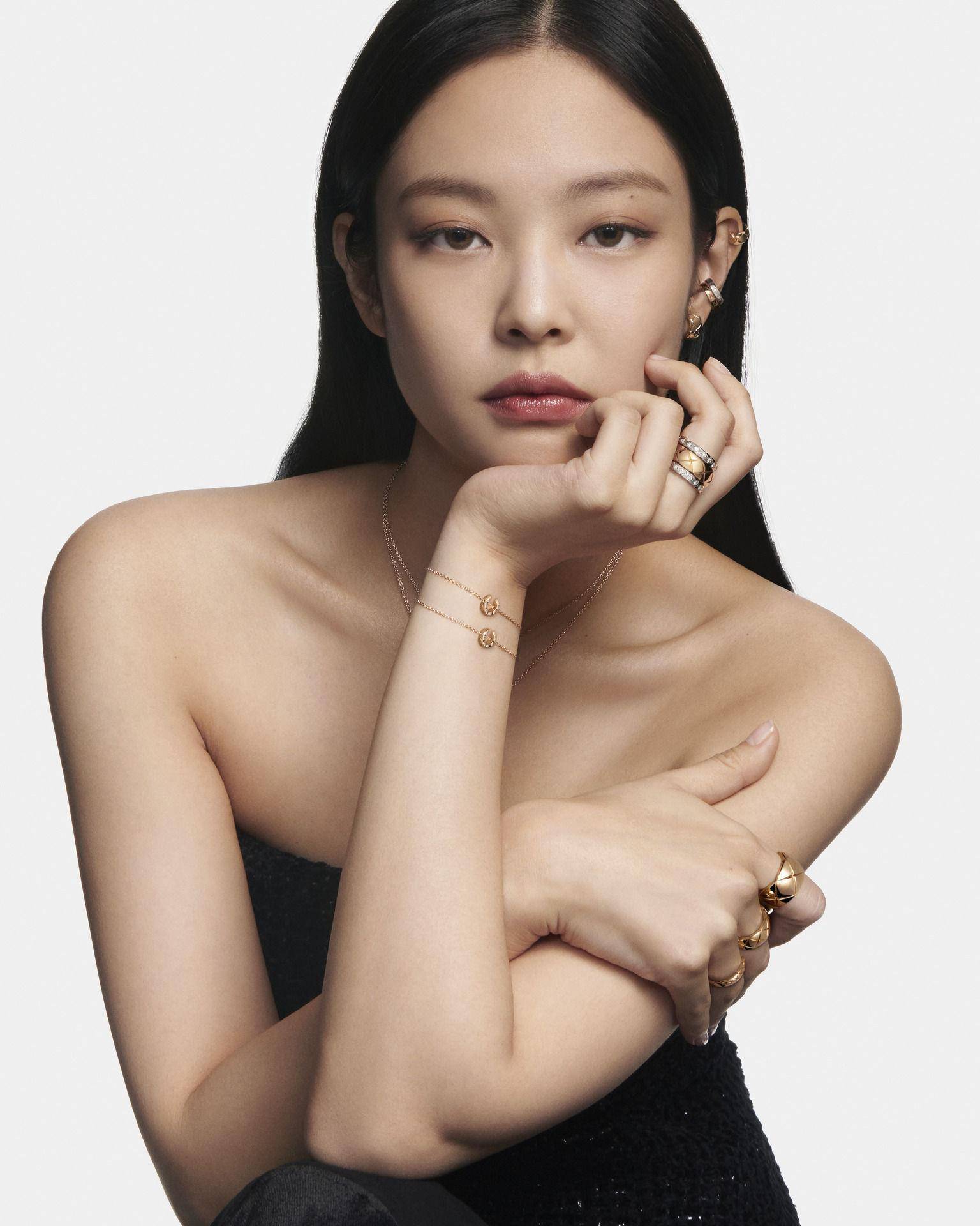 亮・珠宝／Jennie露香肩又辣又甜　秀香奈儿珠宝疯叠搭　 名人名流 图4张