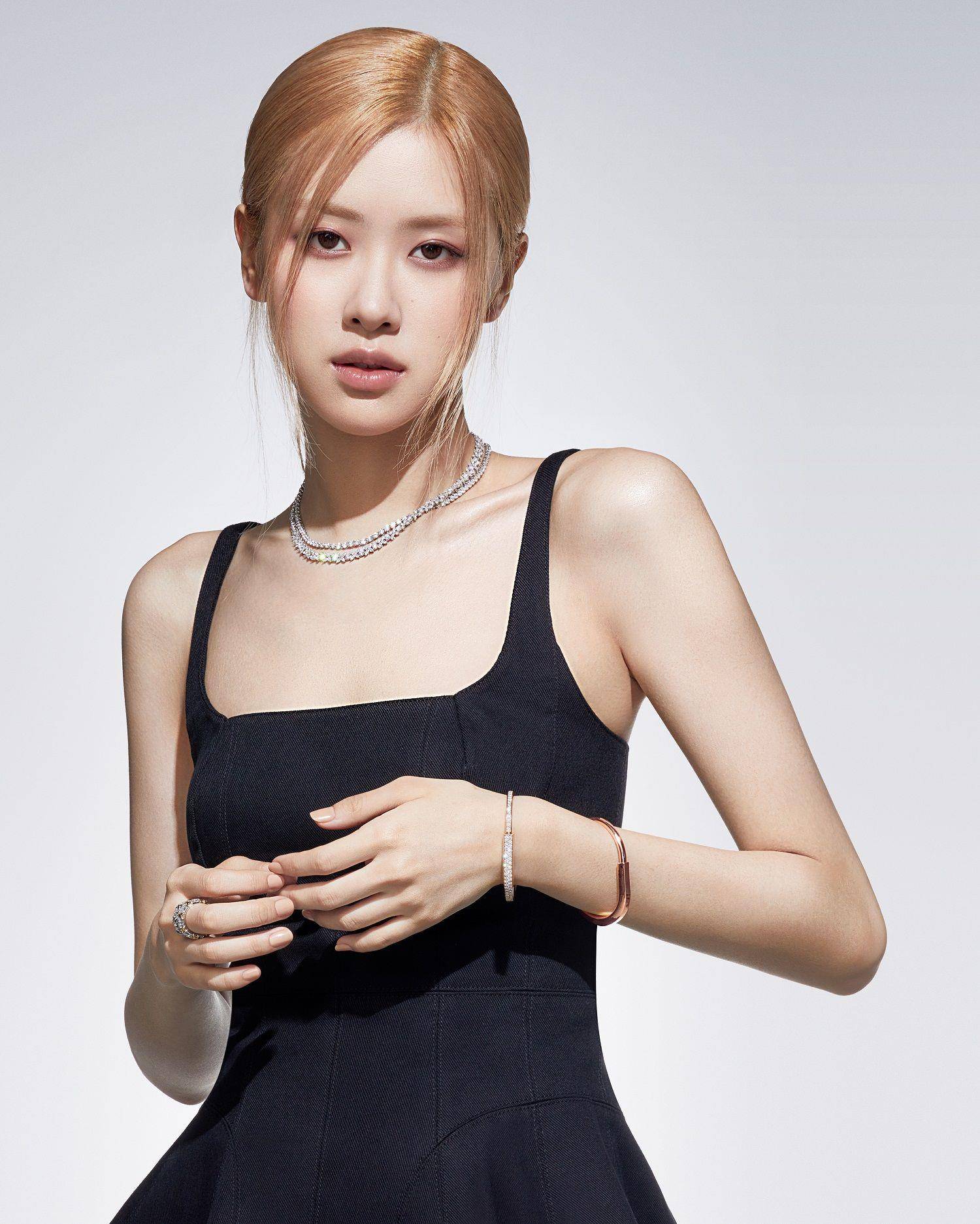 亮・珠宝／Jennie露香肩又辣又甜　秀香奈儿珠宝疯叠搭　 名人名流 图8张