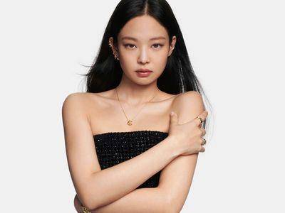 亮・珠宝／Jennie露香肩又辣又甜　秀香奈儿珠宝疯叠搭　