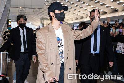 丁海寅到中国台湾了！现身机场大厅“拎LV X草间弥生包”露电眼帅炸