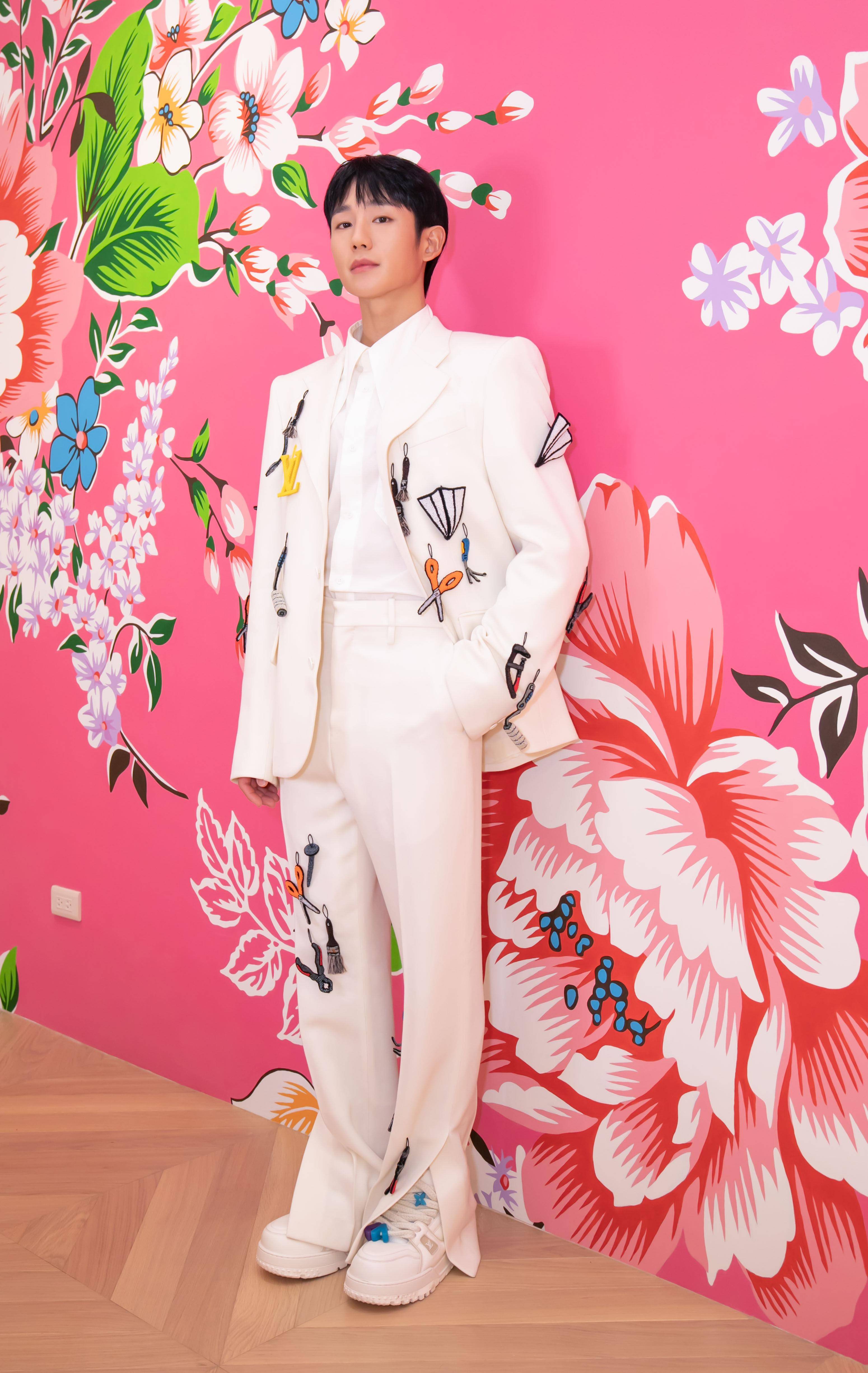 丁海寅与“客家花布”合照曝光！一天私人行程明午离台 时尚穿搭 图1张
