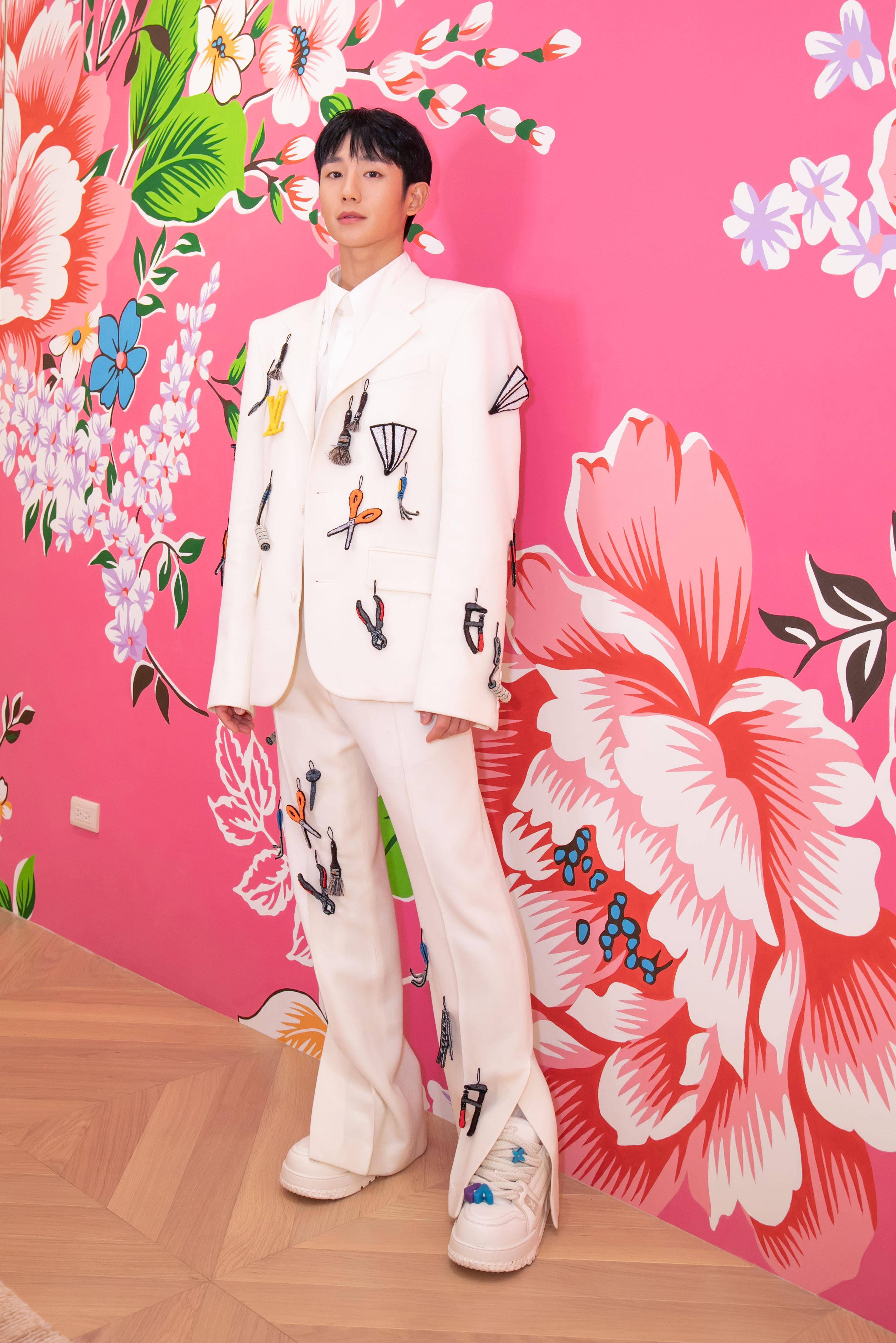 丁海寅与“客家花布”合照曝光！一天私人行程明午离台 时尚穿搭 图2张