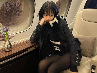 Jennie化身“暗黑人间香奈儿”搭机！　丝袜下长腿全露比例逆天