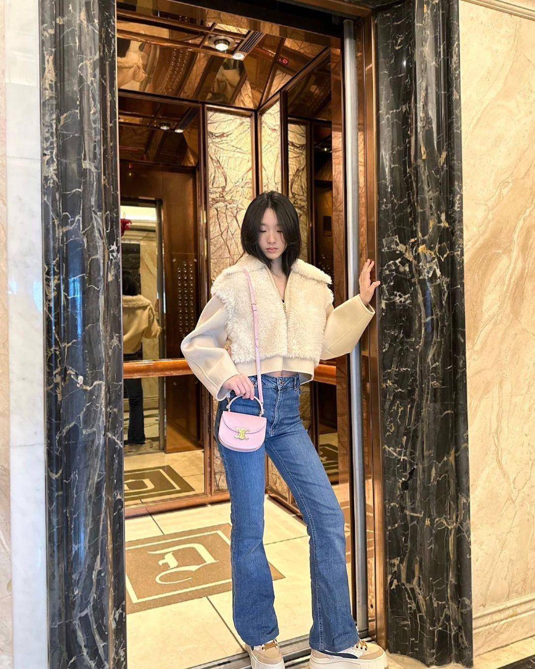 小S扭水蛇腰秀41万手环　懒理网酸“女儿说中文还是英文的爱你” 时尚穿搭 图4张
