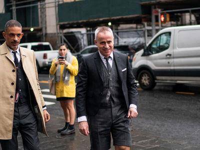 adidas“条纹之争”败诉！　Thom Browne穿自家四杠造型帅气出庭