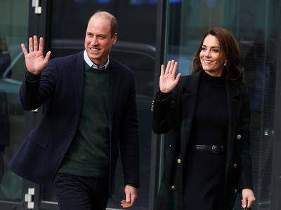 凯特王妃与老公情侣装“团结一致”　不甩小叔哈利王子批评