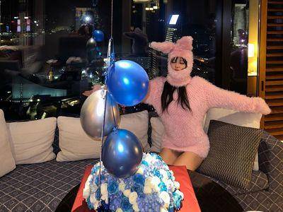 Jennie化身性感粉红兔庆生　游走穿帮边缘美腿全都露