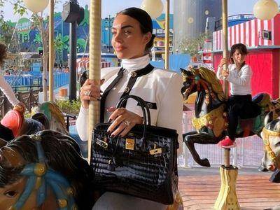 C罗女友乔治娜炫富无极限　拎百万柏金包搭旋转木马　