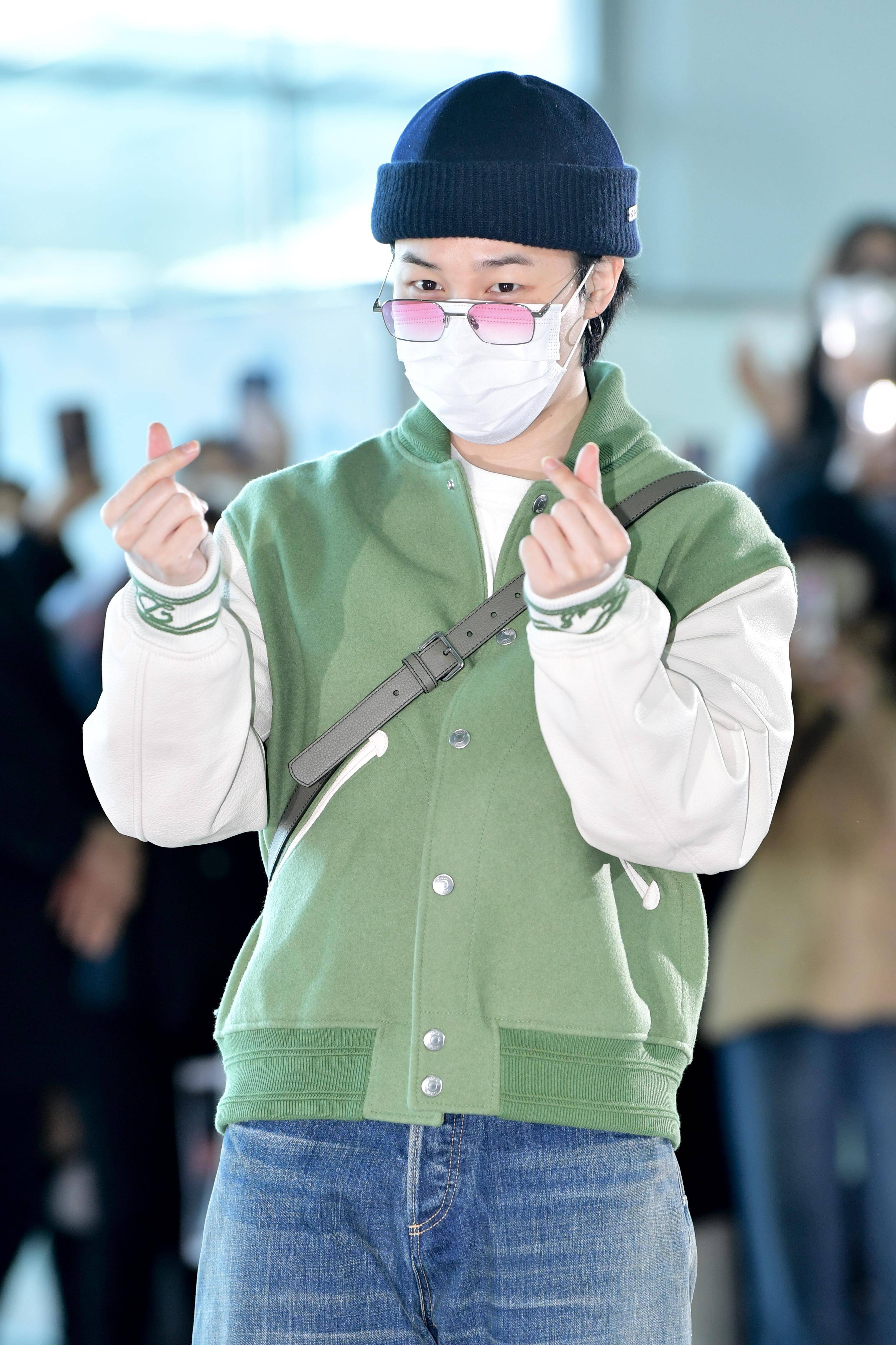 BTS JIMIN、BIGBANG太阳抢飞巴黎看秀　机场造型帅翻攻版面 时尚穿搭 图1张