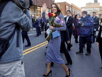 凯特王妃2万元高跟鞋好穿到包色　私下最爱2000元小白鞋