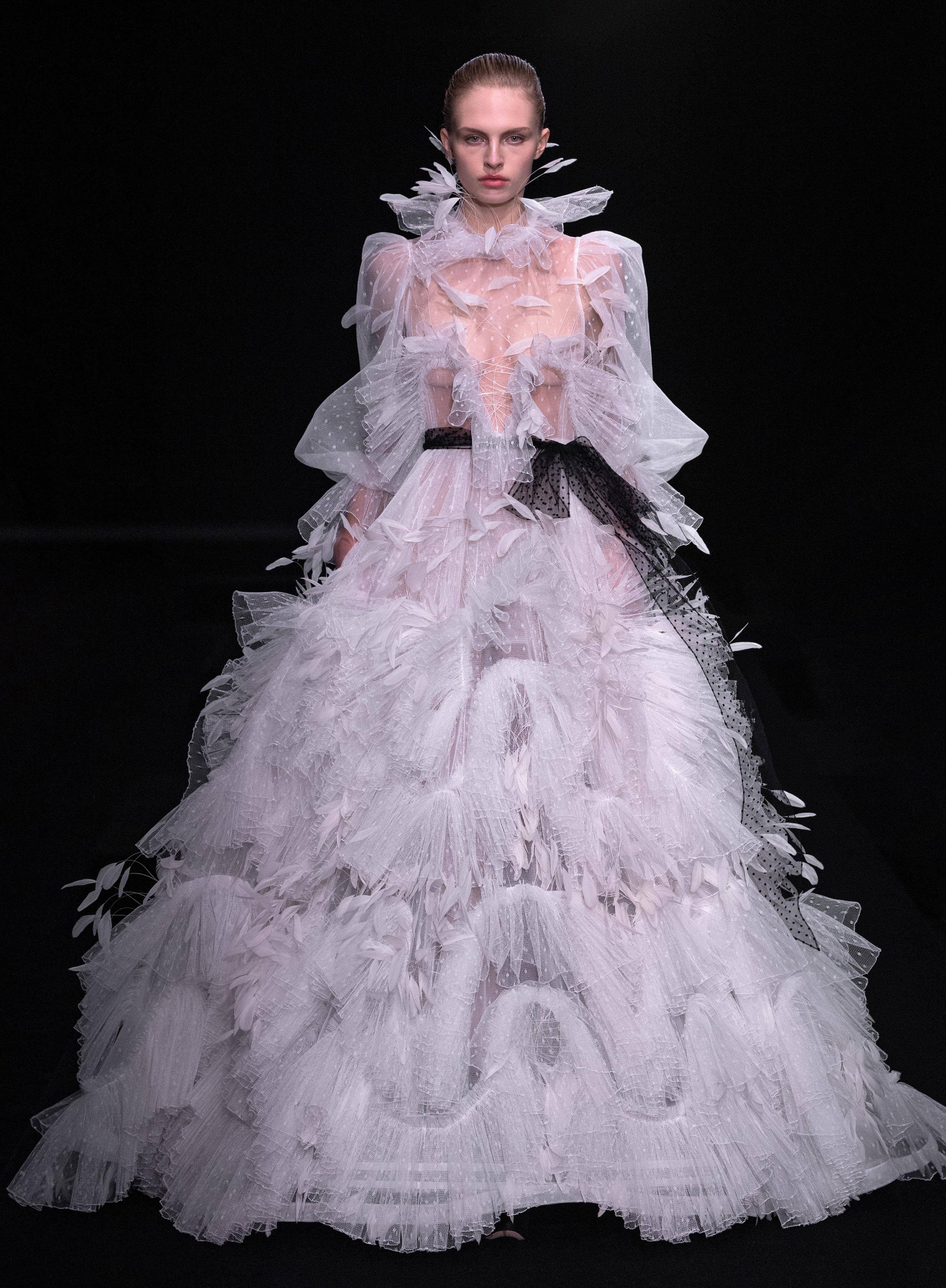 巴黎高订周／安海瑟薇穿豹纹短裙辣翻！Valentino“夜店风”集结性感华丽 时尚穿搭 图4张