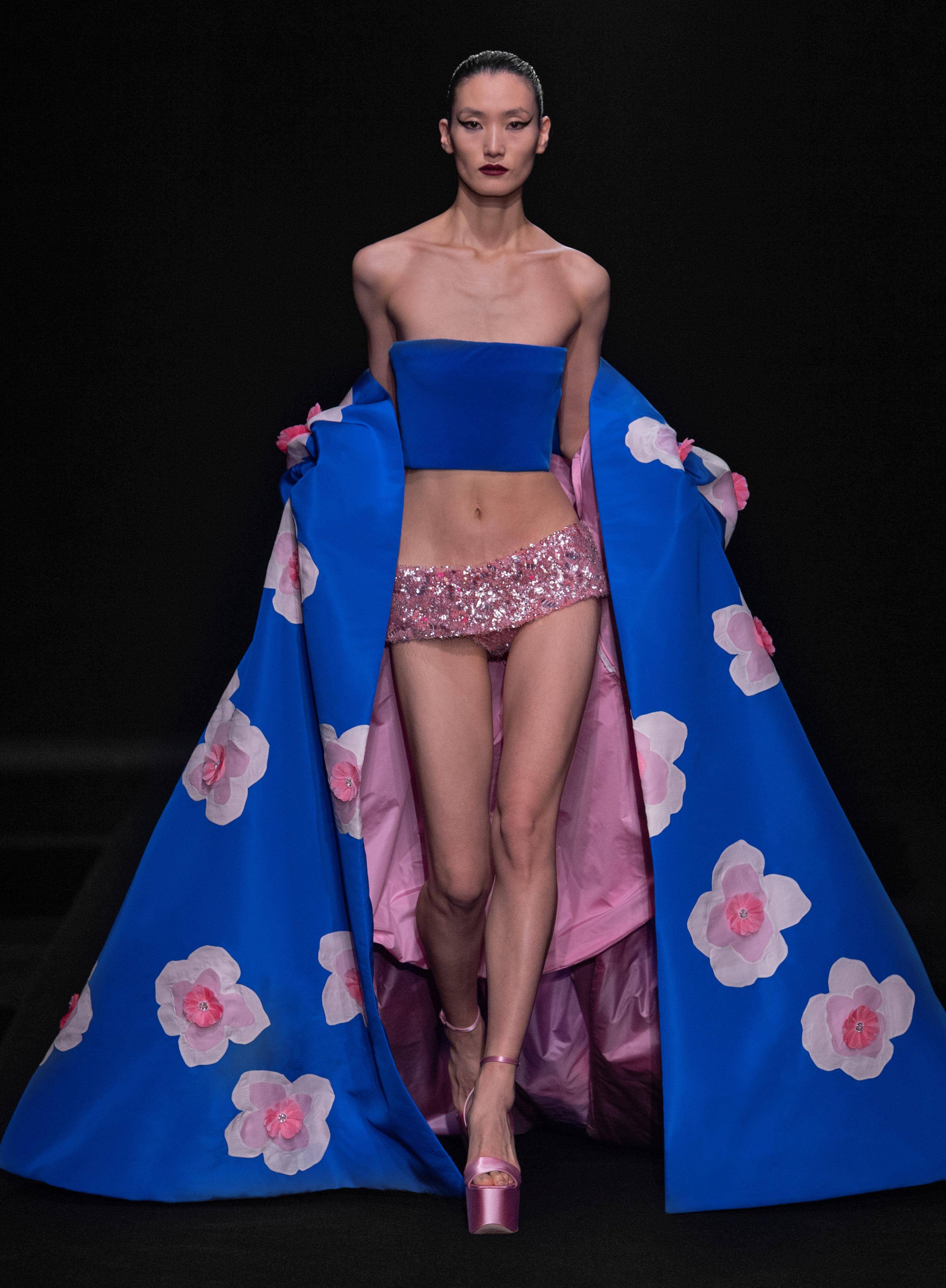 巴黎高订周／安海瑟薇穿豹纹短裙辣翻！Valentino“夜店风”集结性感华丽 时尚穿搭 图5张