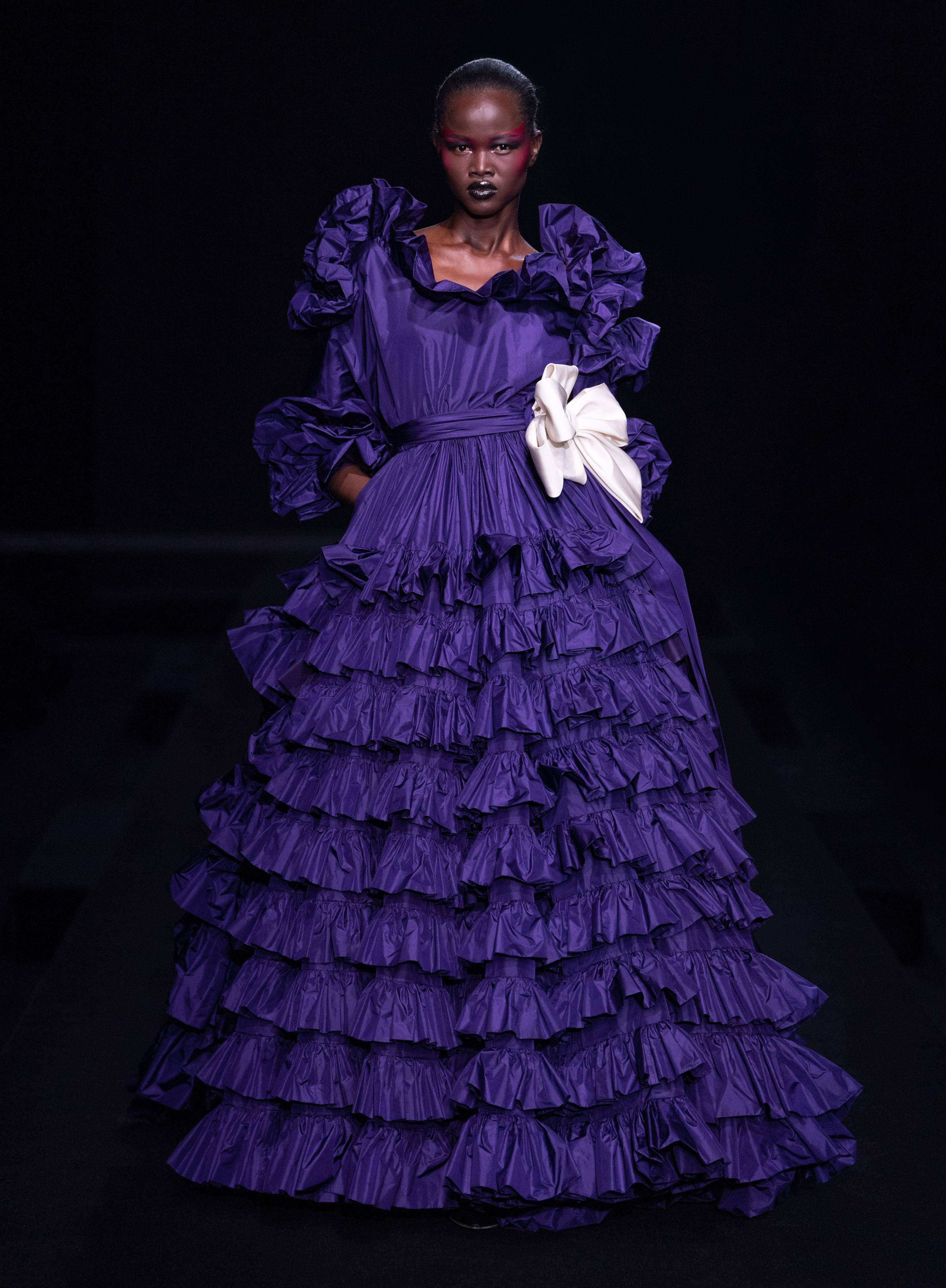 巴黎高订周／安海瑟薇穿豹纹短裙辣翻！Valentino“夜店风”集结性感华丽 时尚穿搭 图6张